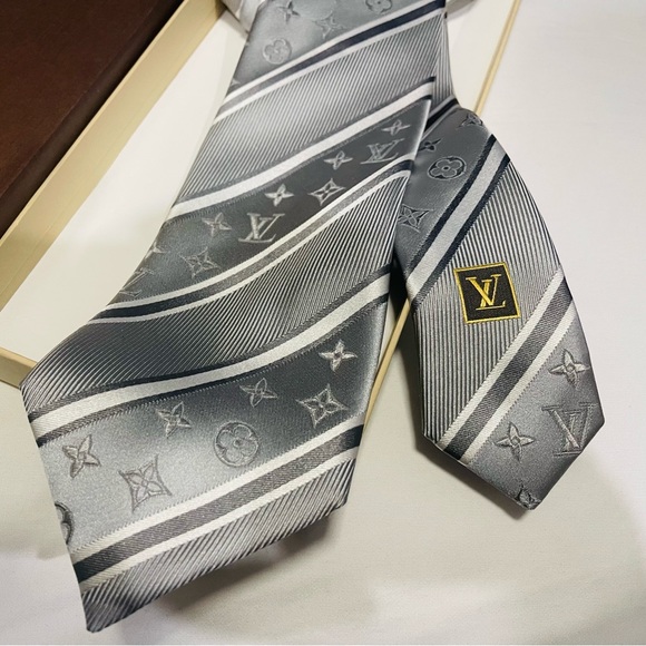 🎁HOLIDAY 25’🎁🆕💯AUTH LOUIS VUITTON LRG MONOGRAM PERLE SLVR STRIPE MOTIF TIE🔥 - Picture 3 of 14